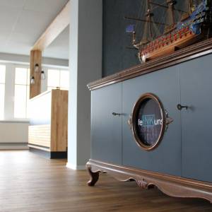 Kommode im Wartebereich mit dem Studiologo