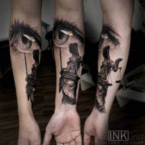 Justitia und Auge in black&white