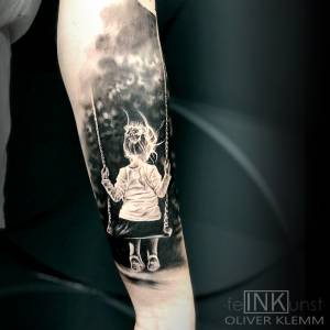 Porträt Mädchen auf der Schaukel